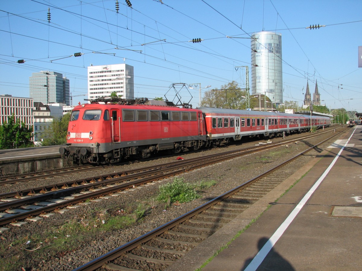 110 508 mit einem morgendlichen Verstärkerzug in Köln Messe/Deutz.