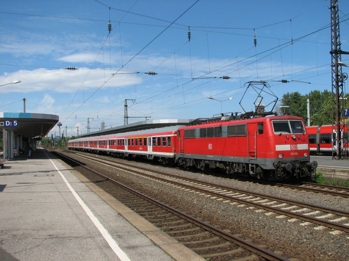 111 010 schiebt ihren RB48 in den Bahnhof Köln Messe/Deutz
