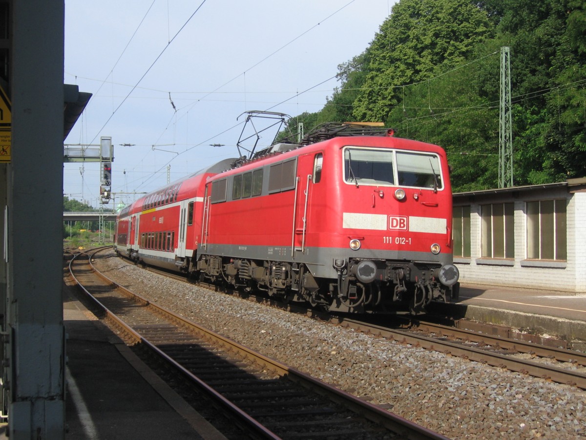 111 012 mit einem RE9 in Stollberg (Rhld) Hbf