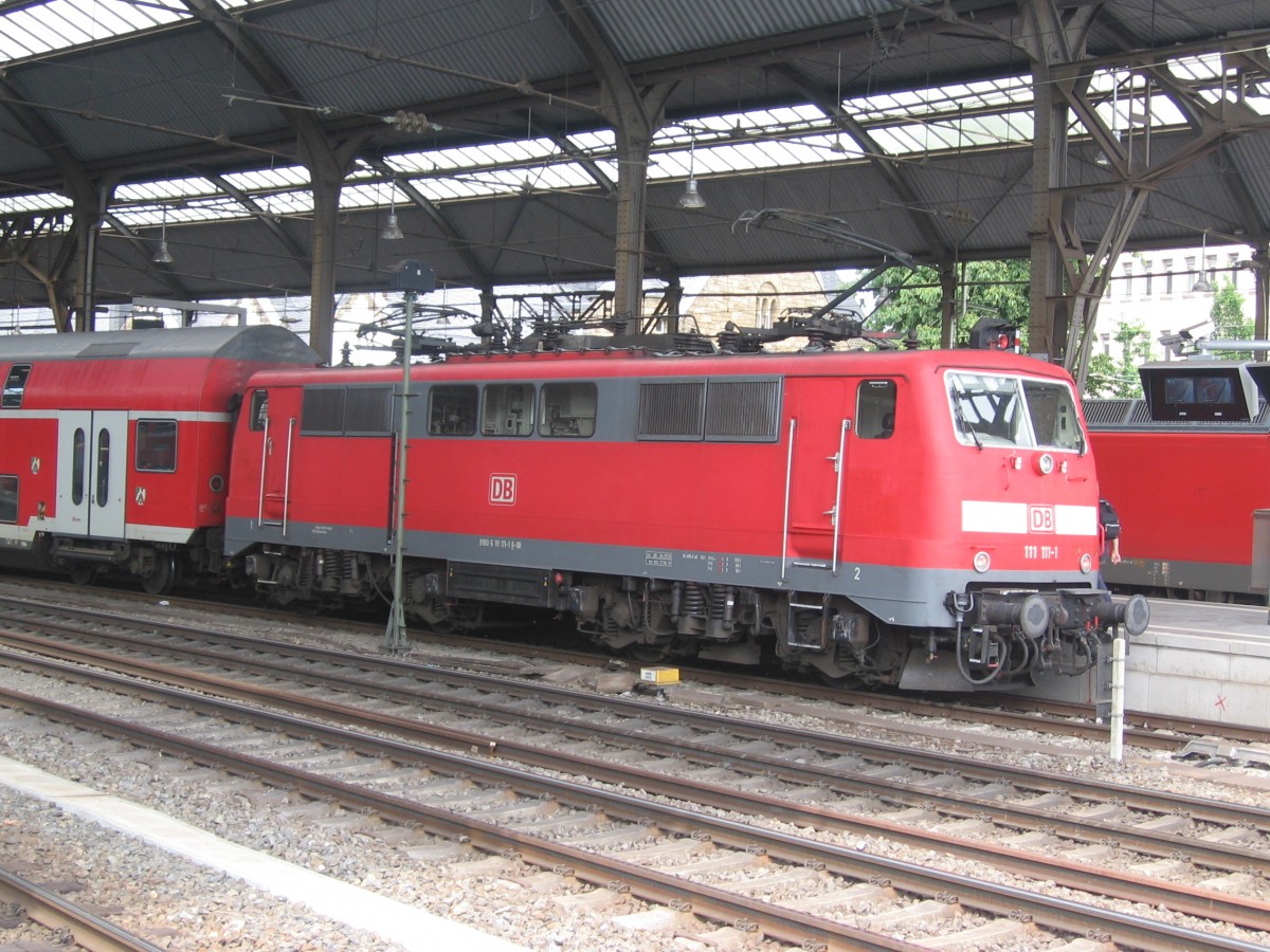 111 111-1 im Hauptbahnhof von Aachen.