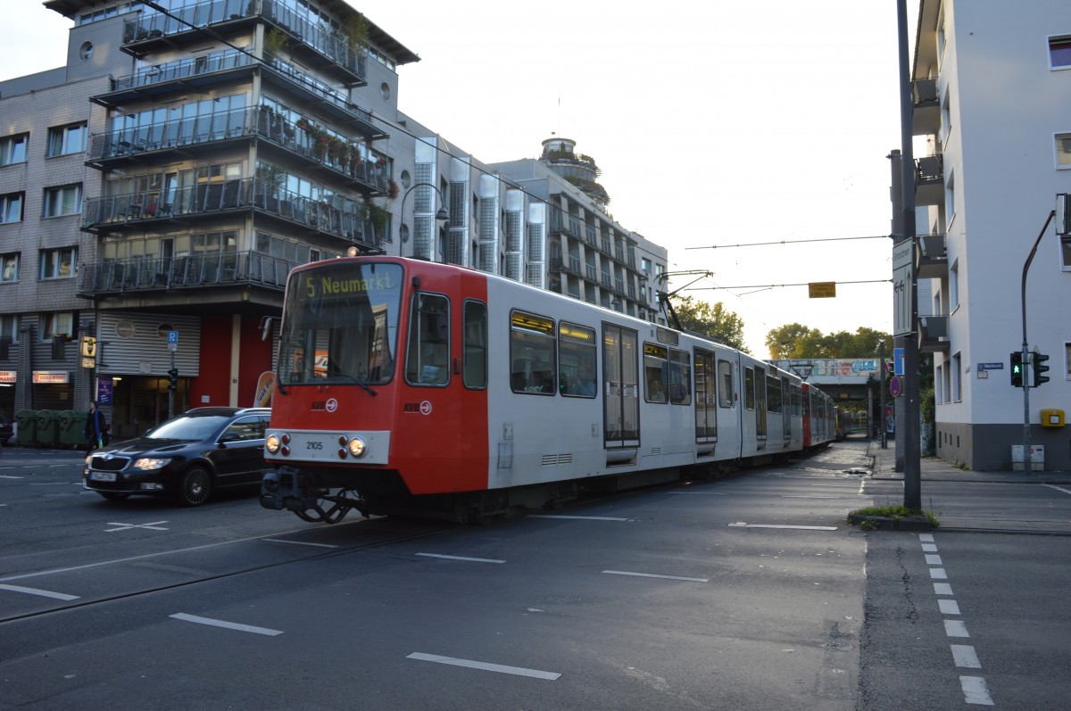2105 verlässt die Haltestelle Moltkestraße Richtung Rudolfplatz.