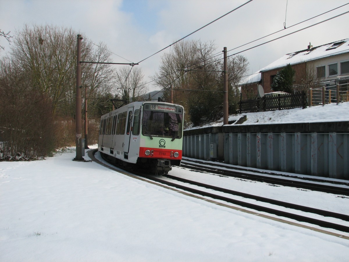 Bei dem als Linie 68 beschilderten Wagen handelt es sich um den für die Fahrschule genutzten 7753, in der Kurve unweit der Haltestelle Longenburg.