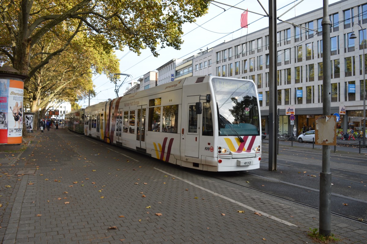 Der 4112 lädt am Neumarkt Fahrgäste um mit diesen die Aachener Straße entlang bis Weiden zu fahren.