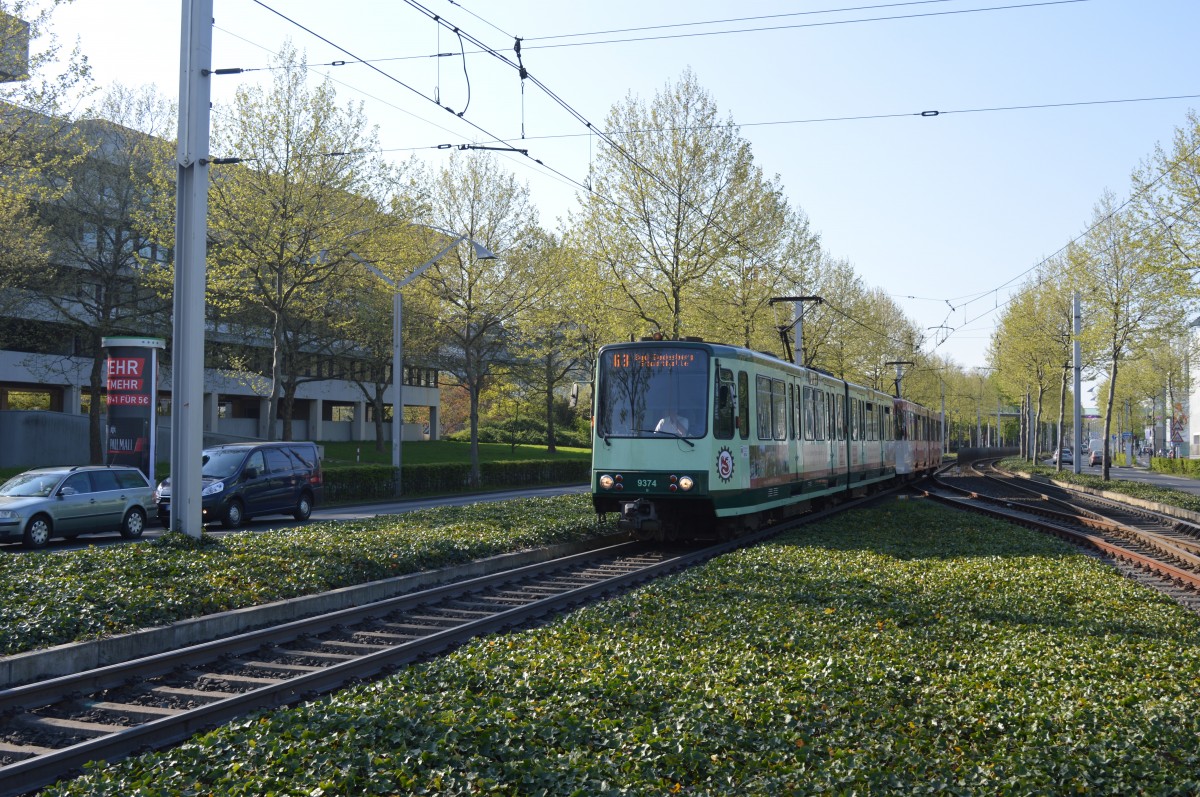 Der Wagen 9374 trägt seit kurzen eine Bandenwerbung für die Drachenfelsbahn, jedoch nur auf einer Fahrzeugseite