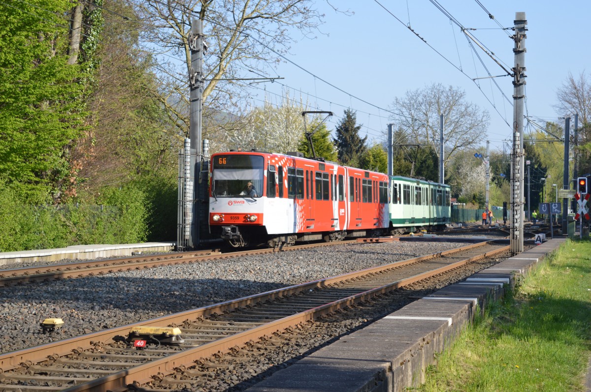 Ein gemischtes Doppel der 5. Serie erreicht gleich den Haltepunkt Oberkassel Süd/Römlinghoven